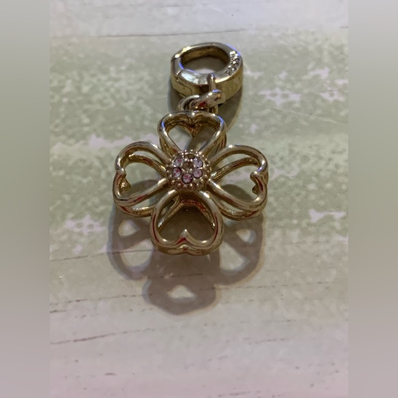 Fossil clover charm - Picture 9 of 15
